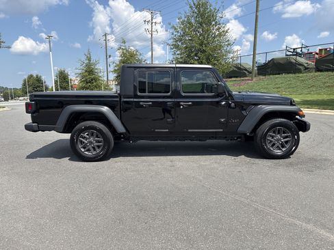 Used 2025 Jeep Gladiator Sport AWD/4WD image 10