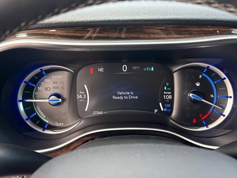 Used 2023 Chrysler Pacifica Limited w/ Uconnect Theater Family Group FWD image 15