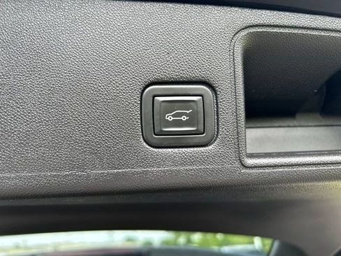 Used 2024 GMC Terrain SLE w/ Driver Convenience Package FWD image 40
