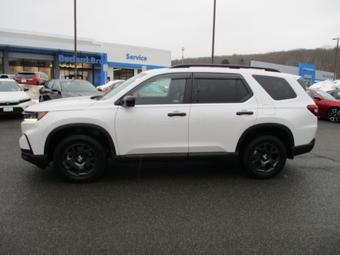 Certified 2025 Honda Pilot TrailSport image 8