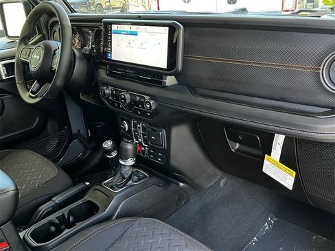 New 2025 Jeep Gladiator Mojave image 28