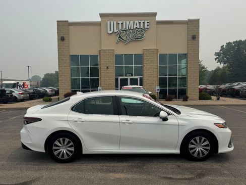 Used 2022 Toyota Camry LE FWD image 1