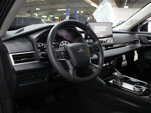 New 2026 Mitsubishi Outlander ES image 5