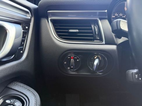 Used 2018 Porsche Macan Base image 25