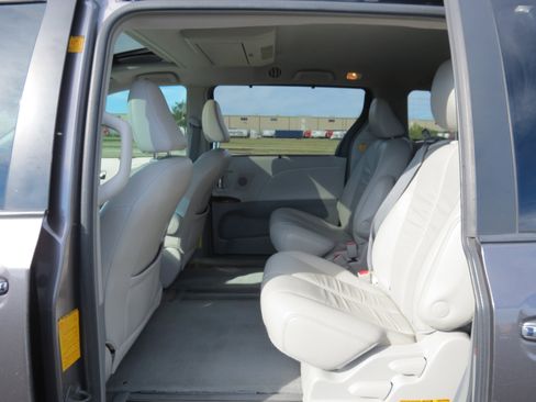 Used 2012 Toyota Sienna XLE image 33