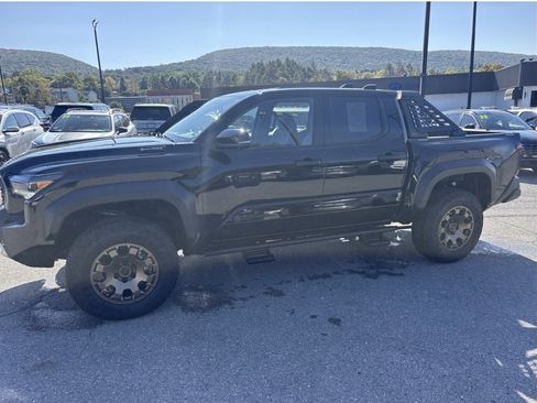 Used 2025 Toyota Tacoma Trailhunter image 6
