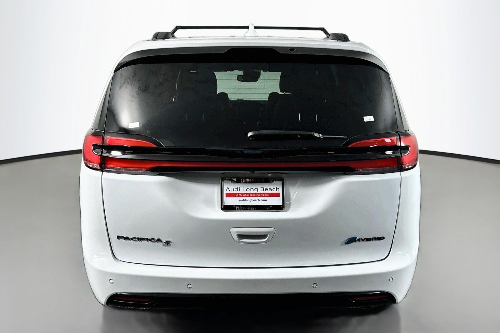 Used 2021 Chrysler Pacifica Touring-L w/ Uconnect Theater Family Group FWD image 3