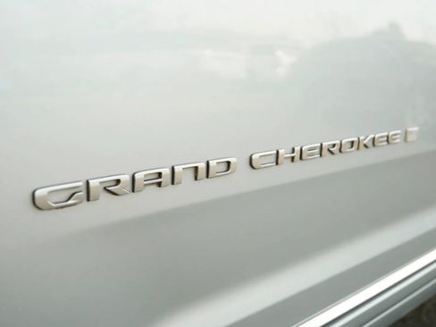 Used 2022 Jeep Grand Cherokee Summit AWD/4WD image 11