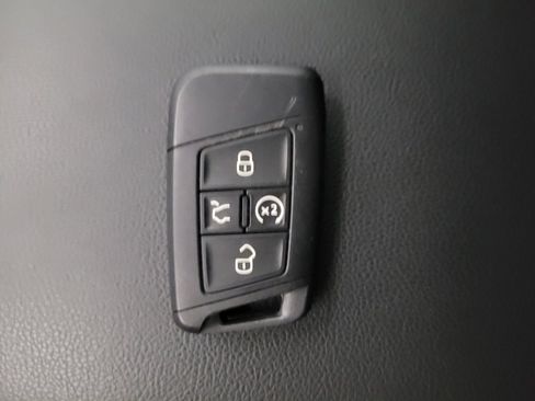 Used 2022 Volkswagen Tiguan SE image 32