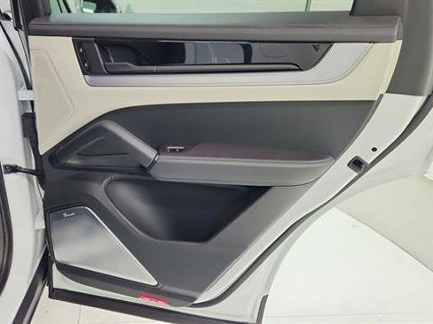 Used 2024 Porsche Cayenne S image 31