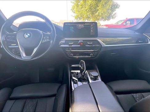 Used 2023 BMW 530e w/ Convenience Package image 17