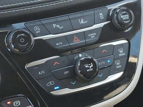 Used 2023 Chrysler Pacifica Touring-L image 16