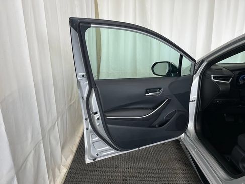 Used 2025 Toyota Corolla SE w/ SE Premium Package FWD image 19