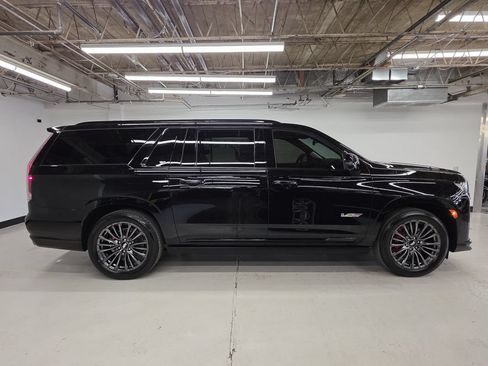 Used 2023 Cadillac Escalade ESV V AWD/4WD image 6