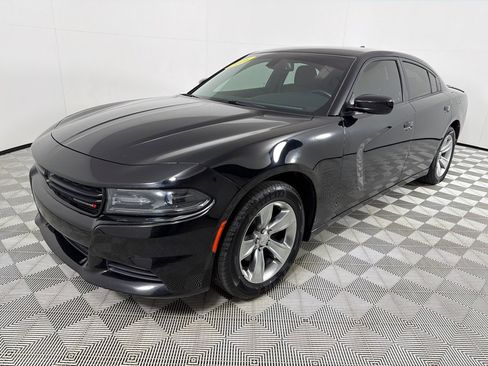 Used 2016 Dodge Charger SXT RWD image 9