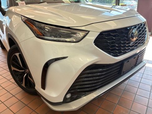Used 2022 Toyota Highlander XSE AWD/4WD image 2