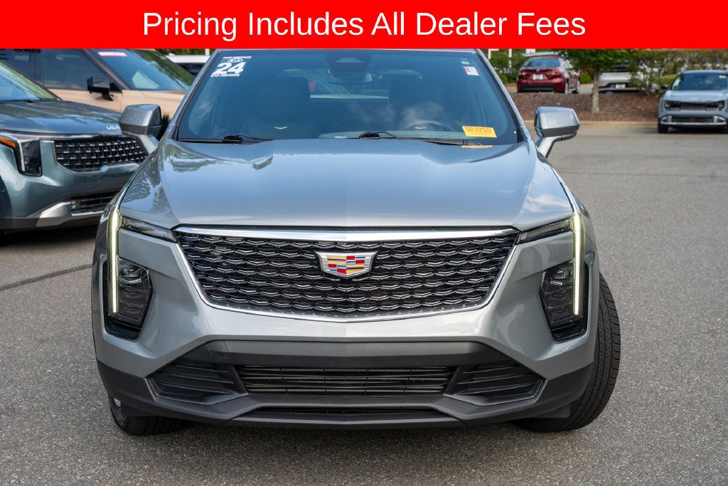 Used 2024 Cadillac XT4 Luxury w/ Cold Weather Package FWD image 2