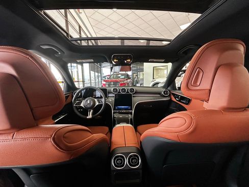 Used 2025 Mercedes-Benz C 300 4MATIC Sedan image 9
