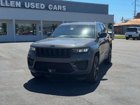 Used 2023 Jeep Grand Cherokee Altitude AWD/4WD image 2