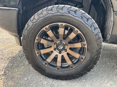 Used 2018 Nissan Titan SV w/ SV Convenience Package AWD/4WD image 19