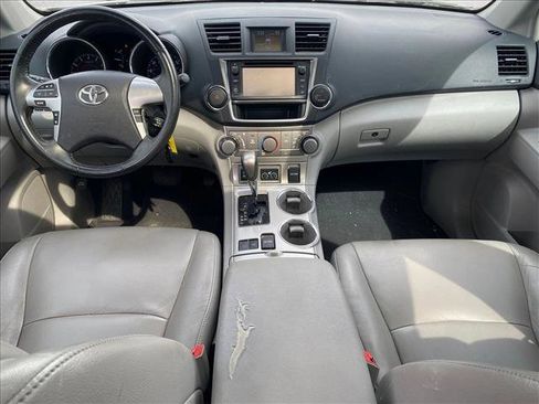 Used 2013 Toyota Highlander SE FWD image 24
