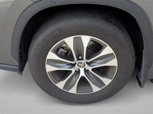 Used 2024 Toyota Highlander XLE FWD image 4
