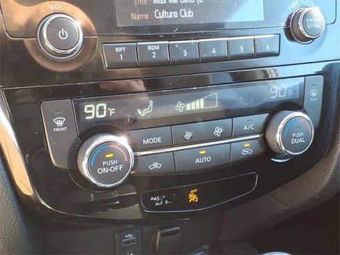 Used 2017 Nissan Rogue SV image 17