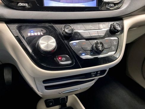 Used 2018 Chrysler Pacifica Touring-L FWD image 26