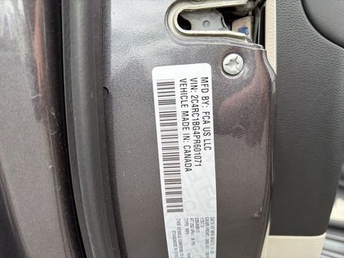 Used 2023 Chrysler Pacifica Touring-L FWD image 35