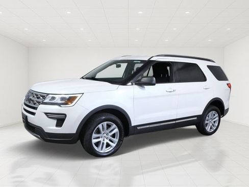 Used 2018 Ford Explorer XLT AWD/4WD image 3