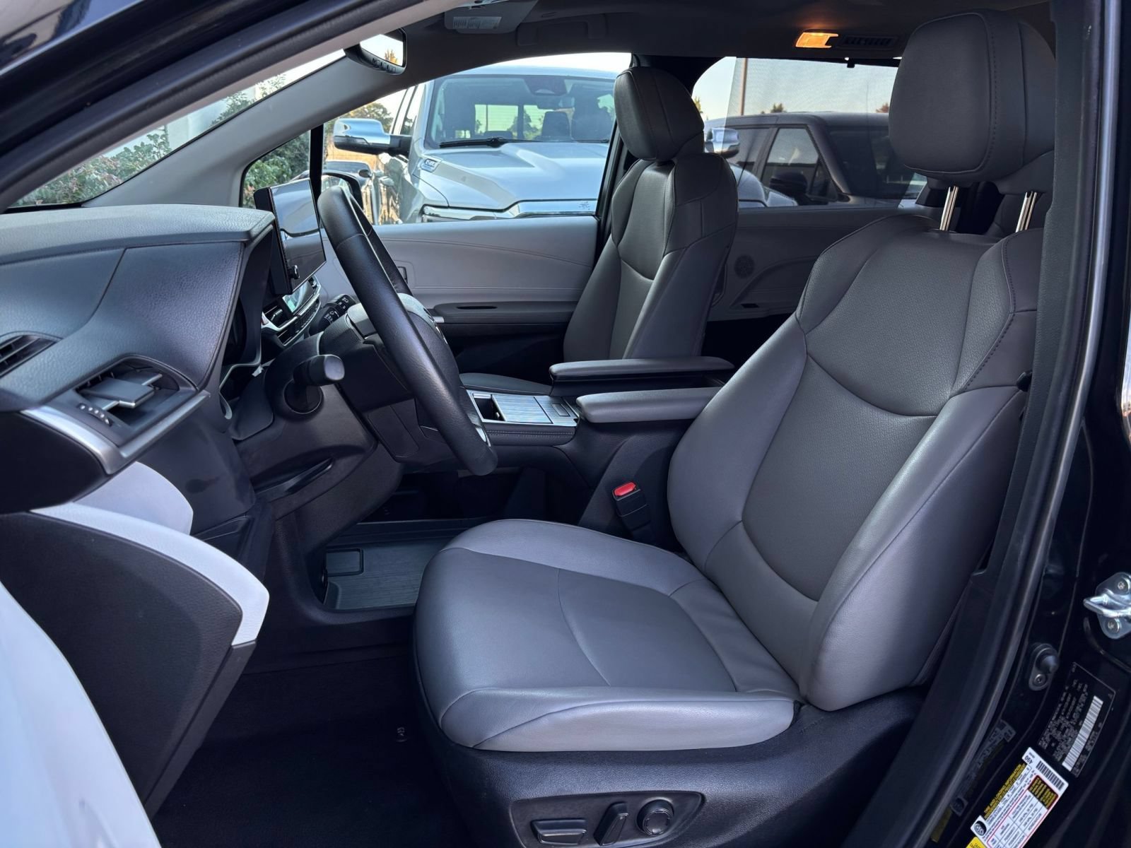 Used 2025 Toyota Sienna XLE FWD image 38