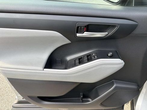 Used 2023 Toyota Highlander FWD image 7