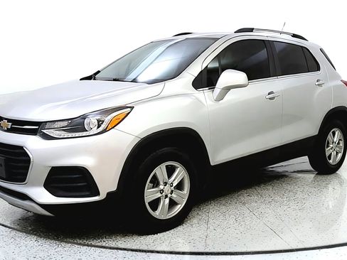 Used 2019 Chevrolet Trax LT w/ LT Convenience Package AWD/4WD image 3