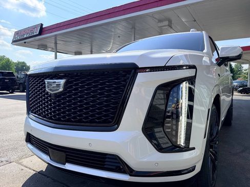 Used 2025 Cadillac Escalade Sport Platinum w/ LPO, ONYX Package AWD/4WD image 16