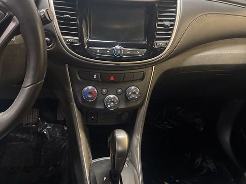 Used 2017 Chevrolet Trax LT w/ LT Convenience Package FWD image 9