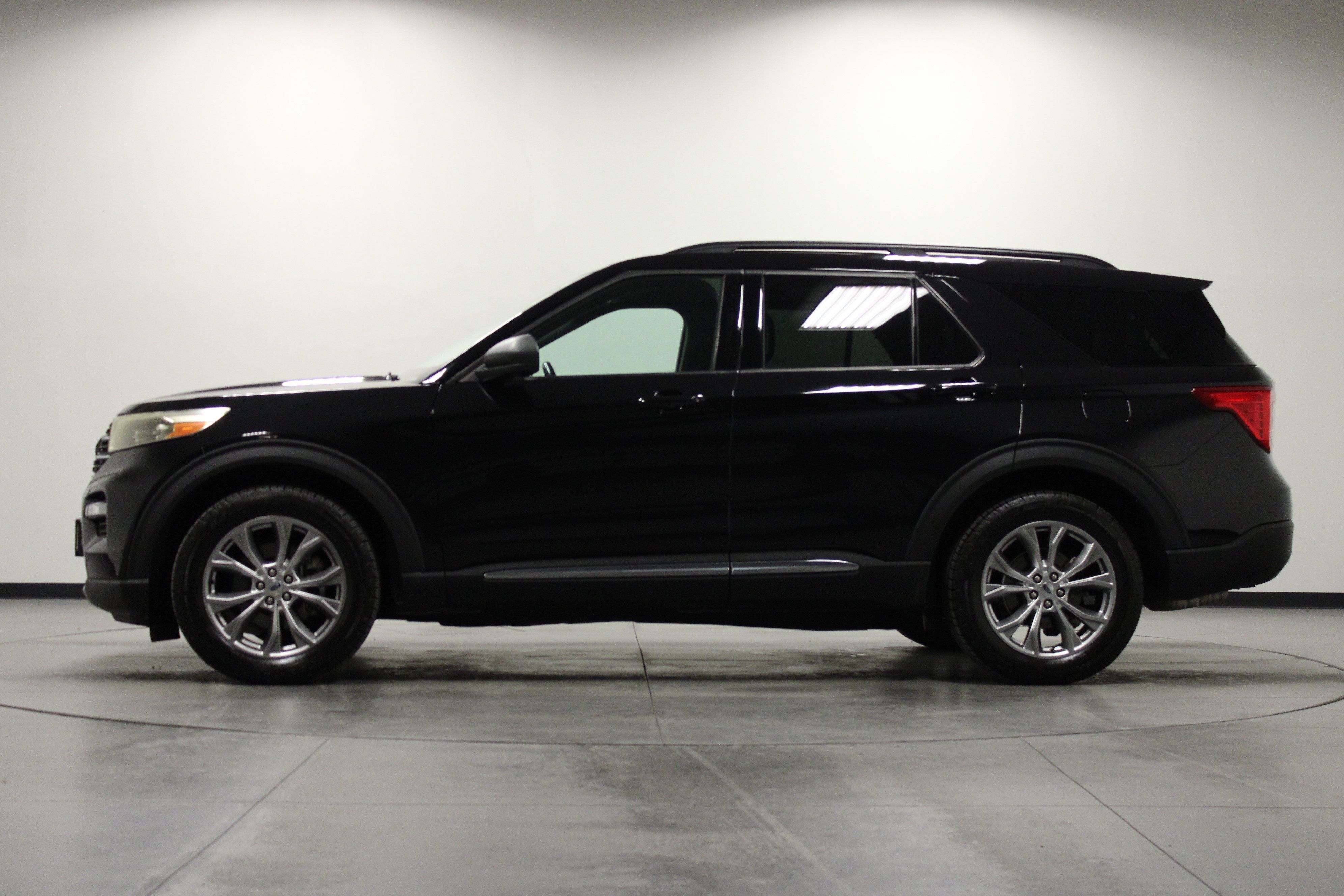 Used 2020 Ford Explorer XLT w/ Equipment Group 202A AWD/4WD image 7