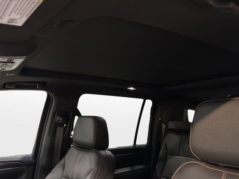 Used 2022 Chevrolet Suburban RST w/ Sport Performance Package AWD/4WD image 39