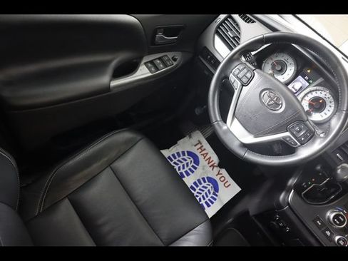 Used 2019 Toyota Sienna SE Premium FWD image 16