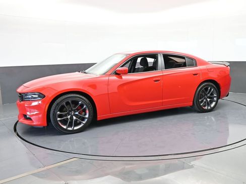 Used 2019 Dodge Charger SXT image 2