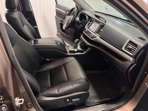 Used 2017 Toyota Highlander XLE AWD/4WD image 19
