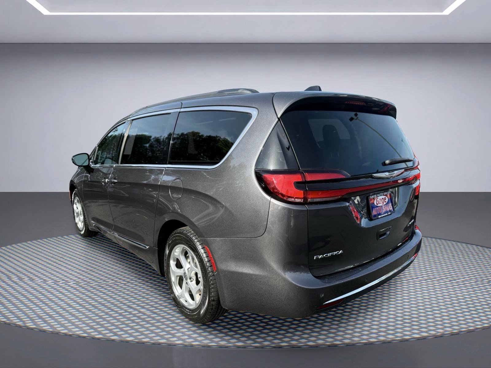 Used 2023 Chrysler Pacifica Limited FWD image 4