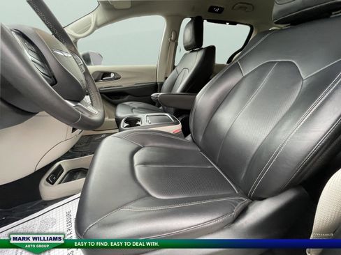 Used 2024 Chrysler Pacifica Touring-L image 14