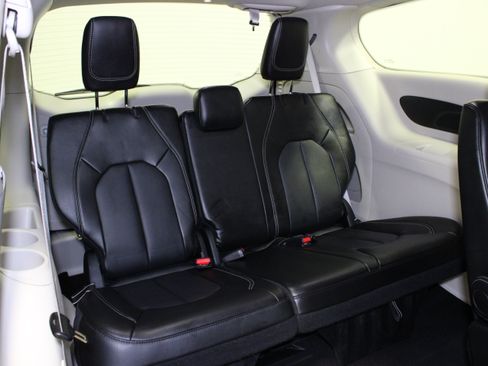 Used 2024 Chrysler Pacifica Touring-L FWD image 17