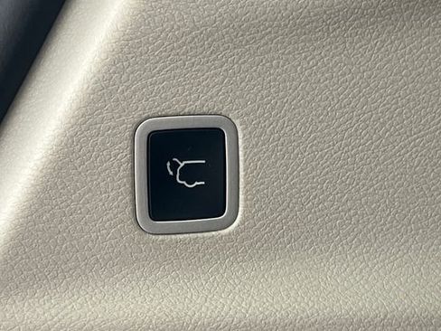 Used 2022 Chrysler Voyager LX FWD image 37