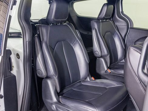 Used 2024 Chrysler Pacifica Limited FWD image 43