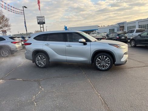 Used 2021 Toyota Highlander Platinum image 3