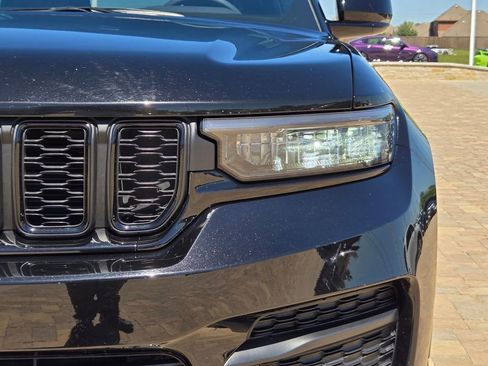 Used 2025 Jeep Grand Cherokee Altitude AWD/4WD image 31