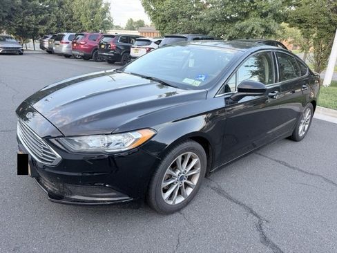 Used 2017 Ford Fusion SE w/ Fusion SE Technology Package FWD image 4