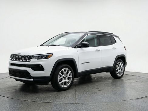 Used 2025 Jeep Compass Limited image 3