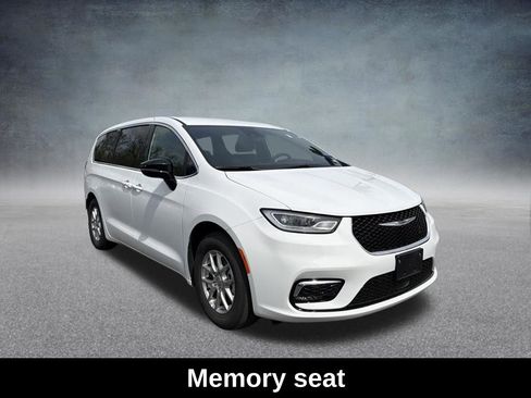 Used 2025 Chrysler Pacifica Select FWD image 9